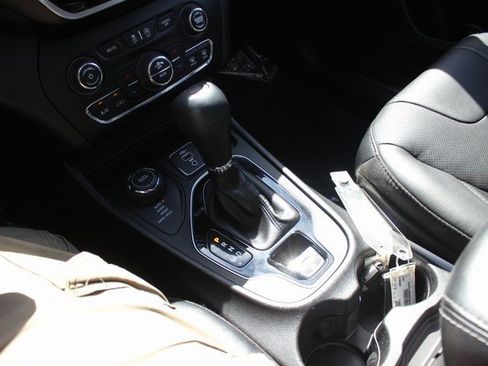 Used 2021 Jeep Cherokee Limited image 9