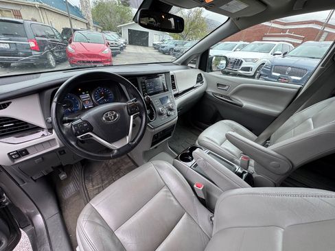 Used 2019 Toyota Sienna XLE image 17