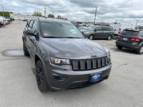 Used 2017 Jeep Grand Cherokee Altitude AWD/4WD image 23