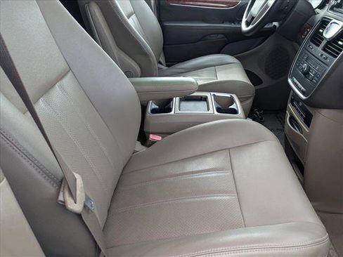 Used 2014 Chrysler Town & Country Touring-L w/ Driver Convenience Group image 21