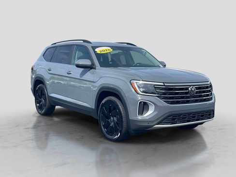Certified 2026 Volkswagen Atlas SE w/ Panoramic Sunroof Package FWD image 1