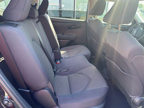 Used 2021 Toyota Highlander LE image 14