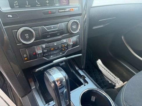 Used 2017 Ford Explorer XLT FWD image 24