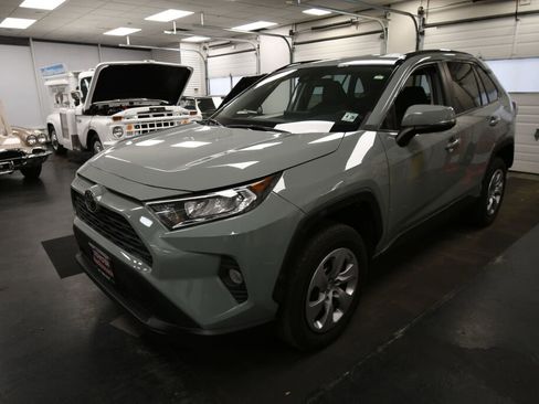 Used 2021 Toyota RAV4 XLE FWD image 3