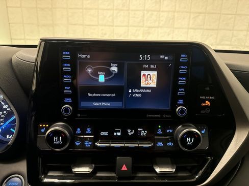 Used 2020 Toyota Highlander XLE image 6