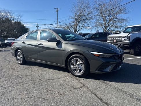 Certified 2025 Hyundai Elantra SE FWD image 4