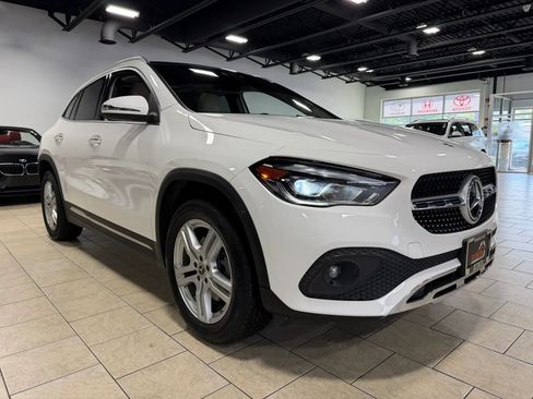Used 2021 Mercedes-Benz GLA 250 4MATIC w/ Premium Package image 9