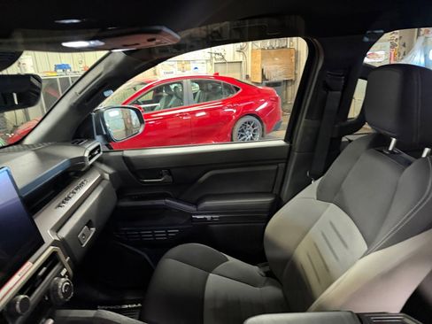 Used 2025 Toyota Tacoma TRD Off-Road image 32