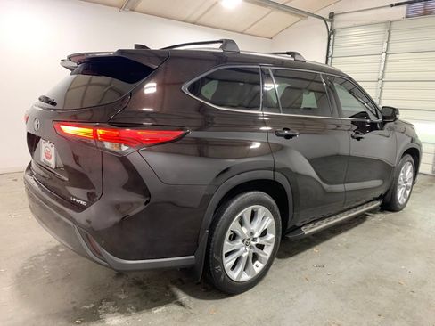 Used 2022 Toyota Highlander Limited FWD image 4