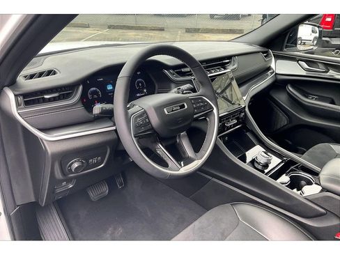 Used 2023 Jeep Grand Cherokee Altitude AWD/4WD image 14