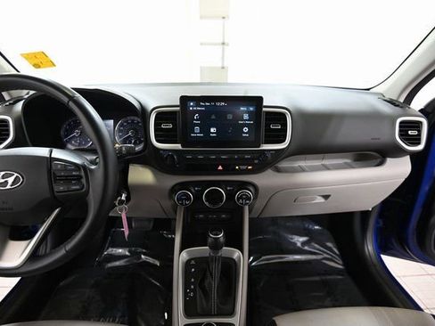 Used 2022 Hyundai Venue SEL image 2
