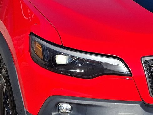 Used 2019 Jeep Cherokee Trailhawk image 9
