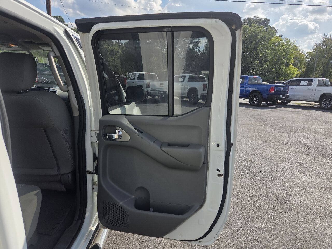 Used 2019 Nissan Frontier SV AWD/4WD image 18