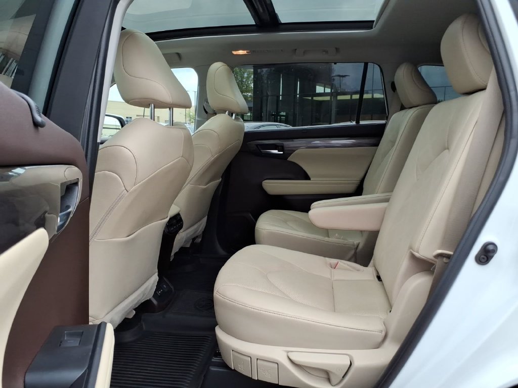 Used 2022 Toyota Highlander Platinum AWD/4WD image 11