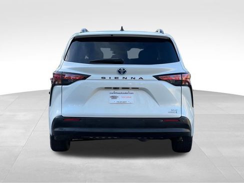 Used 2021 Toyota Sienna XLE image 4