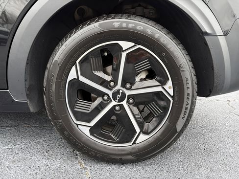 Used 2023 Kia Niro LX image 19