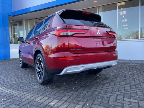 Used 2023 Mitsubishi Outlander SE Black Edition image 3