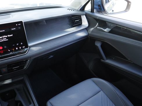 Certified 2025 Volkswagen Tiguan SE FWD image 25