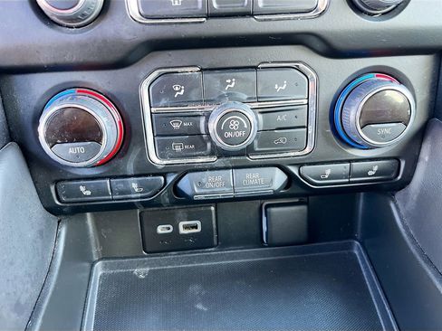 Used 2022 Chevrolet Suburban RST w/ Luxury Package image 20