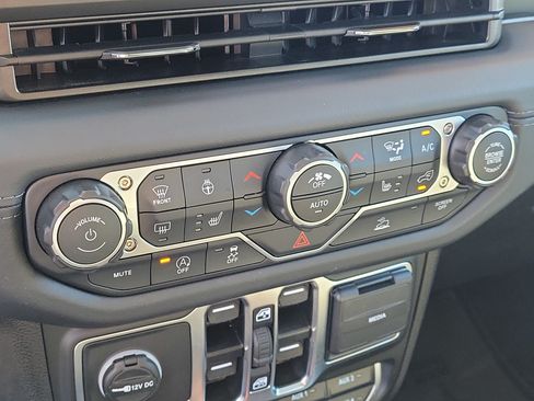 Used 2025 Jeep Gladiator Mojave w/ Convenience Group AWD/4WD image 26