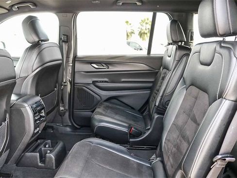 Used 2023 Jeep Grand Cherokee L Laredo image 20