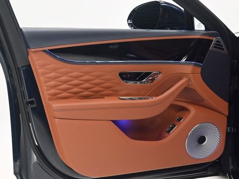 Used 2022 Bentley Flying Spur V8 image 23