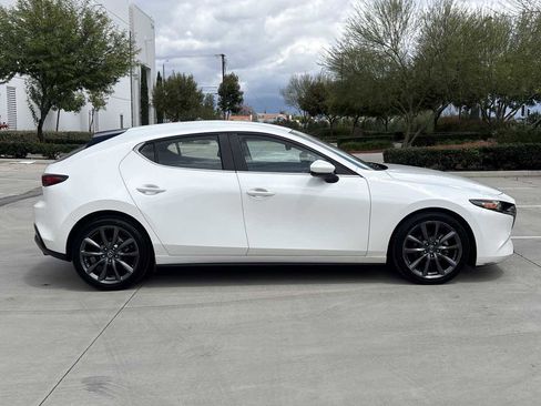 Used 2019 MAZDA MAZDA3 Hatchback FWD image 2