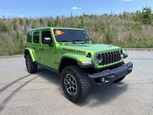 Used 2025 Jeep Wrangler Unlimited Rubicon w/ Steel Bumper Group AWD/4WD image 3