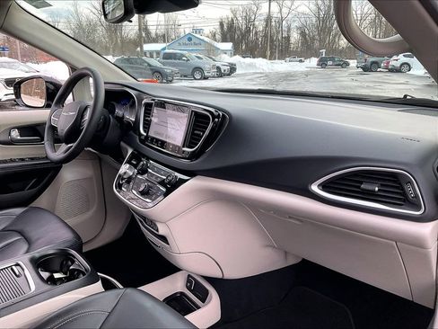 Used 2024 Chrysler Pacifica Touring-L image 14