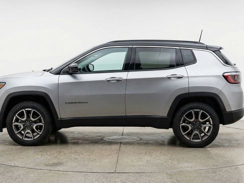 Used 2025 Jeep Compass Trailhawk AWD/4WD image 3