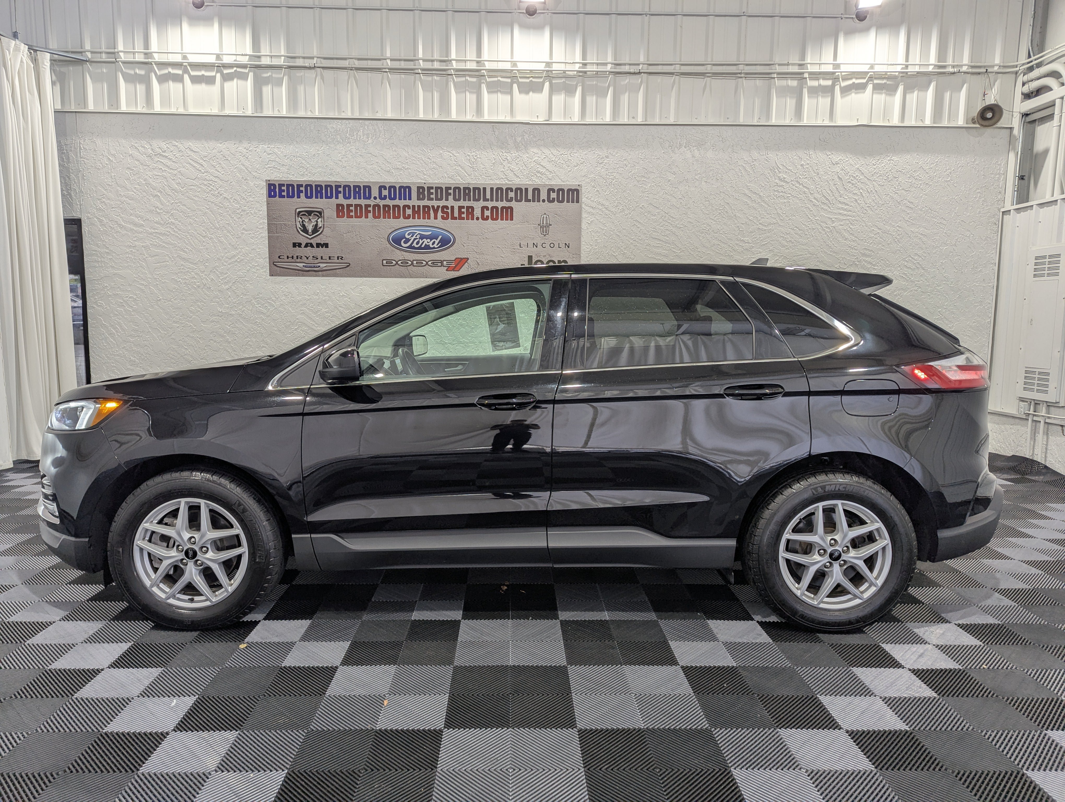 Used 2024 Ford Edge SEL w/ Convenience Package AWD/4WD image 2