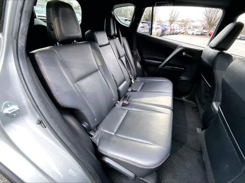 Used 2018 Toyota RAV4 SE image 20