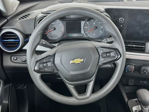 Used 2025 Chevrolet Trax LS FWD image 18
