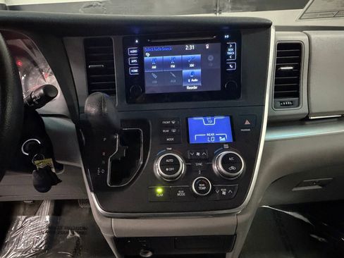 Used 2015 Toyota Sienna LE image 29