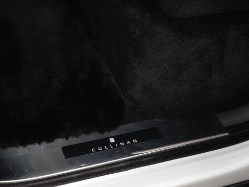 New 2025 Rolls-Royce Cullinan image 9