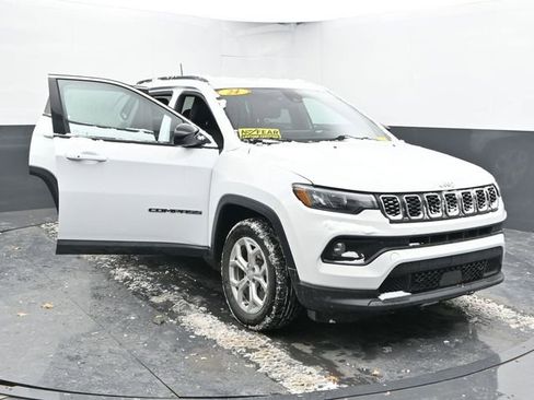 Used 2024 Jeep Compass Latitude image 49