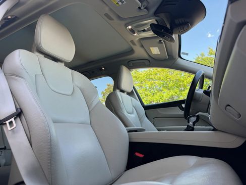 Used 2018 Volvo XC60 T5 Momentum w/ Convenience Package AWD/4WD image 26