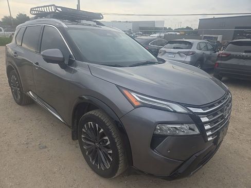 Used 2025 Nissan Rogue Platinum w/ Platinum Premium Package FWD image 4