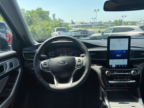 Used 2023 Ford Explorer Limited w/ Limited Technology Package AWD/4WD image 13