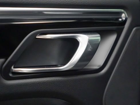 Certified 2025 Porsche Macan image 15