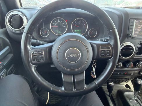Used 2018 Jeep Wrangler Unlimited Sahara w/ Connectivity Group AWD/4WD image 12