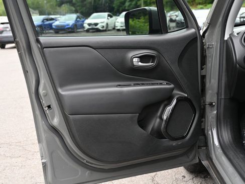Used 2020 Jeep Renegade Altitude FWD image 19