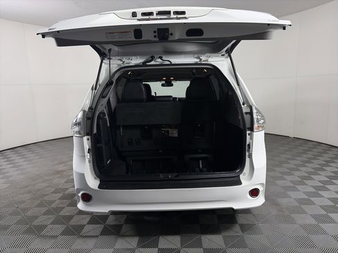 Used 2018 Toyota Sienna SE image 18