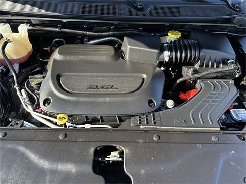 Used 2023 Chrysler Pacifica Limited w/ S Appearance Package image 30