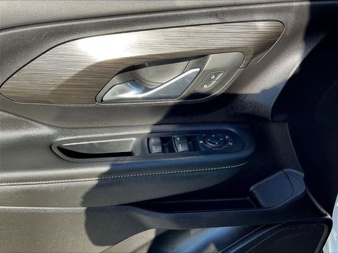 Used 2024 GMC Terrain SLE image 36