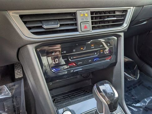 Certified 2025 Volkswagen Taos SE image 25