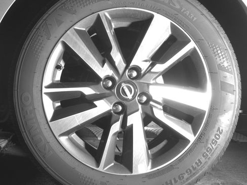 Used 2025 Nissan Versa SV FWD image 14