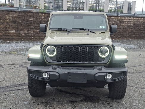 Used 2025 Jeep Gladiator Sport AWD/4WD image 2