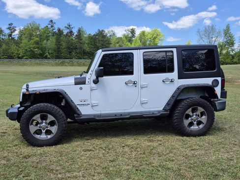 Used 2016 Jeep Wrangler Unlimited Sahara w/ Max Tow Package AWD/4WD image 5