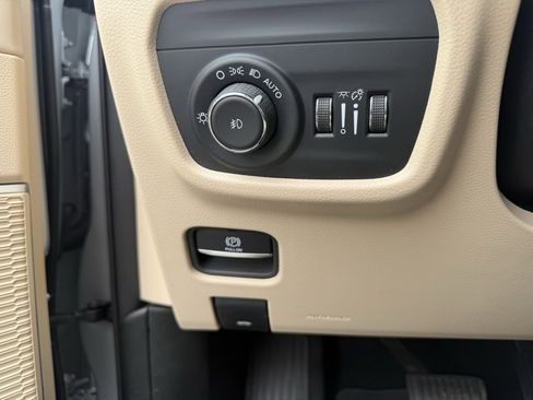 Used 2023 Jeep Grand Cherokee Limited w/ Luxury Tech Group II image 25